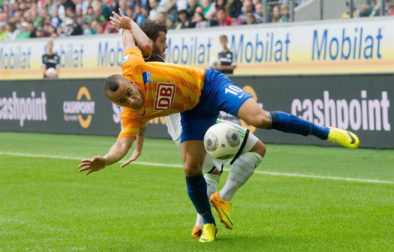 Vieirinha (à direita), do Wolfsburg, enfrenta o jogador Anis Ben-Hatira, do Hertha BSC | EFE/EPA/JULIAN STRATENSCHULTE