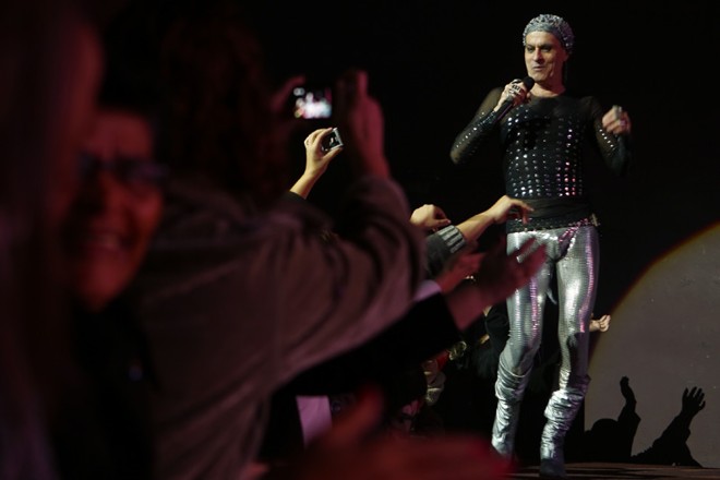 Enquanto gingava na beira do palco, o artista não se importou com a mulherada que aproveitou para passar a mão em suas torneadas coxas |