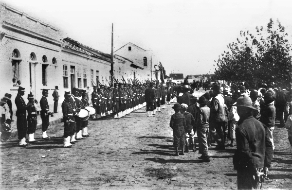 O 39.º Batalhão de Infantaria formado na Praça Osório, em 1906. Esta unidade combateu na Campanha de Canudos | Acervo Cid Destefani