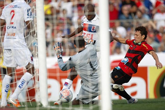 Paulinho leva perigo ao gol do Sport Recife |