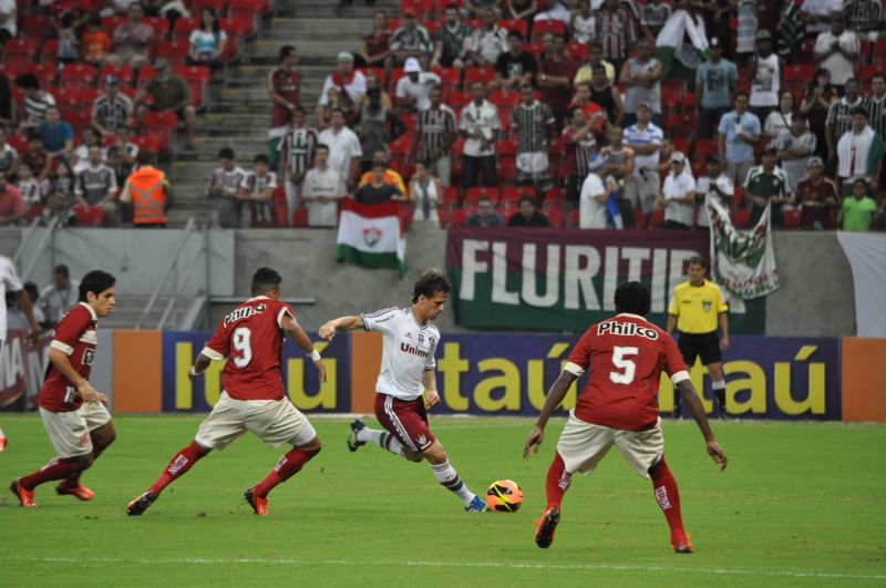 Diguinho, do Fluminense, tenta a jogada vigiado por três jogadores do Náutico na Arena Pernambuco | Anderson Stevens / Photocamera