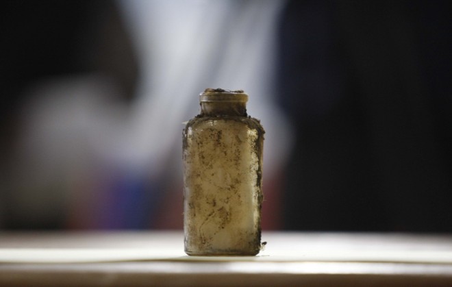 Garrafa é exibida antes da abertura |