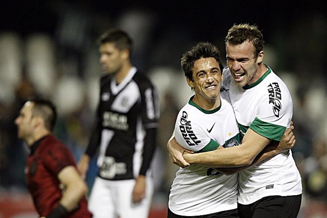 Robinho comemora com Chico o segundo gol do Coritiba contra a Ponte Preta | 