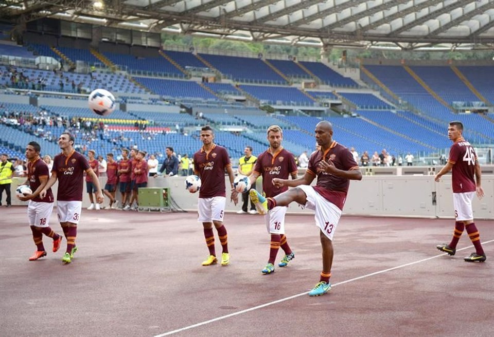 Maicon se mostra empolgado com Roma e nova chance na seleção Maicon (número 13) durante a apresentação do elenco da Roma nesta quinta-feira no Estádio Olímpico | Luciano Rossi / AS Roma / EFE