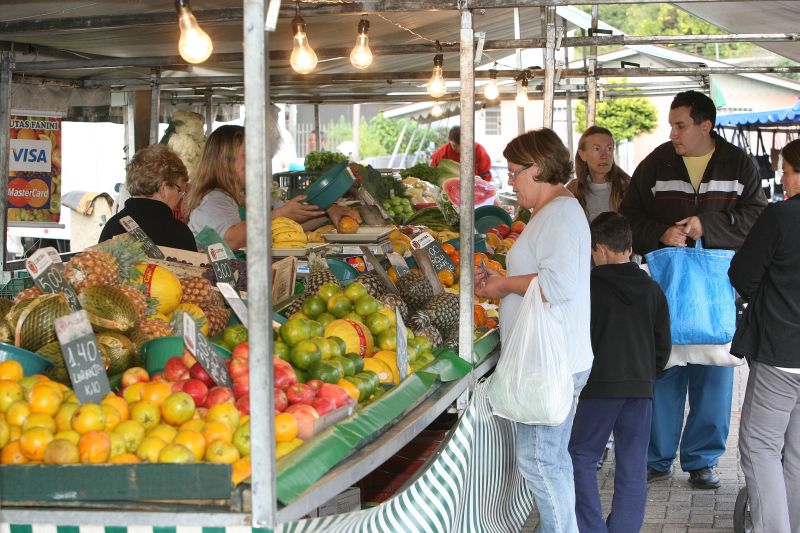 Curitiba possui atualmente 300 feirantes cadastrados, que trabalham nas 75 feiras da cidade | Ivonaldo Alexandre/ Agência de Notícias Gazeta do Povo