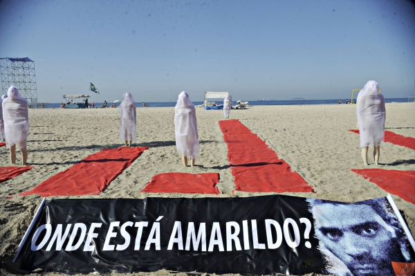 Desaparecidos são lembrados em Copacabana: A ONG Rio de Paz realizou ontem um ato na Praia de Copacabana, no Rio de Janeiro, em protesto contra os casos de desaparecimento não esclarecidos no estado. Parentes do pedreiro Amarildo Souza, que desapareceu em 14 de julho após ter sido levado por PMs à UPP da Favela da Rocinha, também participaram do ato. Dez manequins cobertos com um tecido branco foram espalhados nas areias da praia, simbolizando os casos de desaparecimentos na cidade | Tânia Rêgo/ABr