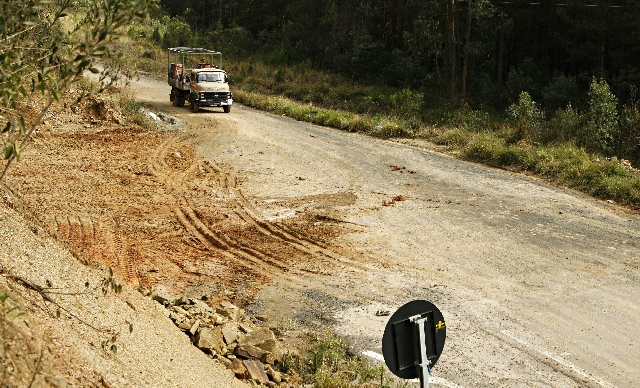 Caminhao sai da estrada de chao ao chegar na BR-376, em direçao a Tibagi. Trecho virou a porta dos fundos do municipio de Ipiranga | Jose Teixeira/gazeta Do Povo
