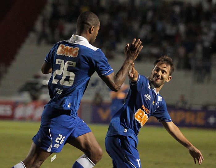 Dedé comemora com Everton Ribeiro o primeiro gol do Cruzeiro diante da Ponte Preta | Gustavo Magnusson / Folhapress
