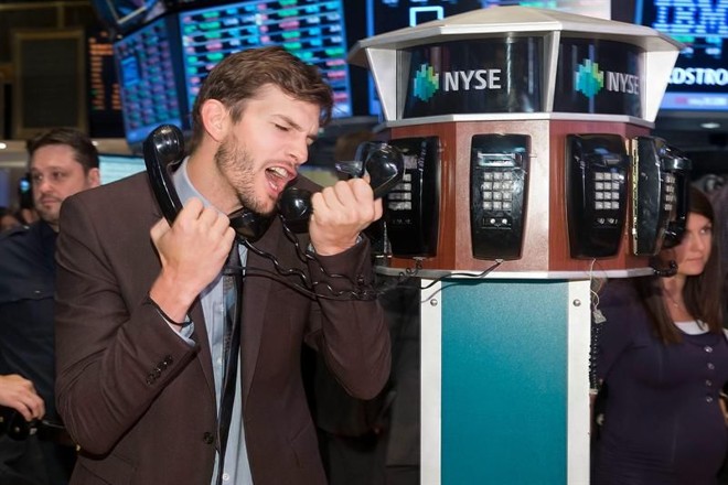 O ator Ashton Kutcher, na Bolsa de Valores de Nova York | EFE/Ben Hider/NYSE Euronext/SÓLO USO EDITORIAL/NO VENTAS