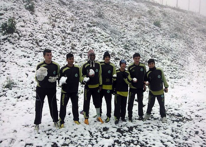 Jogadores do Juventude posam no campo coberto de neve |