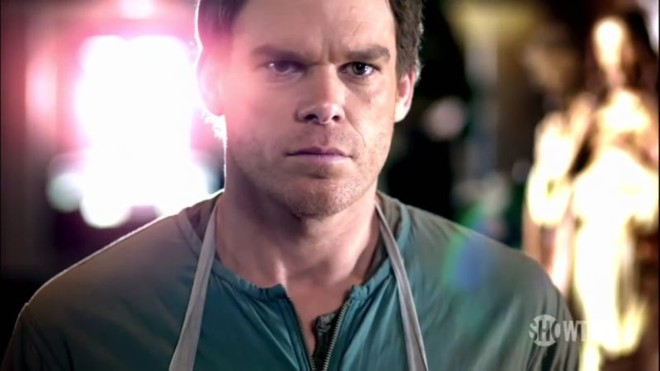 Colin Hanks vive um maníaco que ameaça a vida de Dexter (Michael C. Hall) |