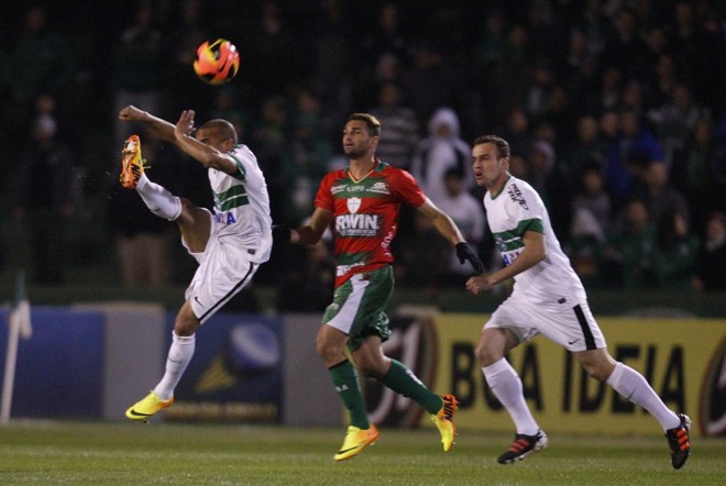 Gil se estica para fazer o corte |