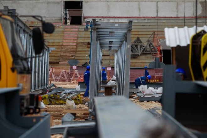 Operários no espaço que será ocupado no futuro pelo gramado da Arena | 