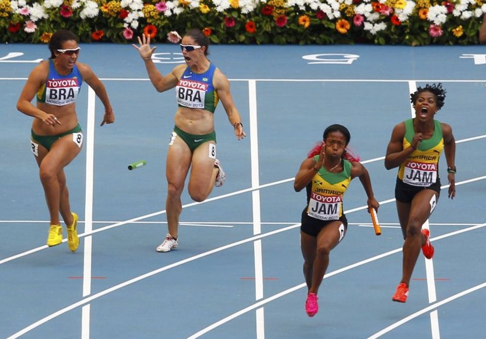 Erro em Moscou custará bolsa de até R$ 15 mil mensais a velocistas brasileiras Bastão da equipe brasileira caiu na passagem de Franciela Krasucki para Vanda Gomes na final do Mundial de Moscou | Gary Hershorn / Reuters