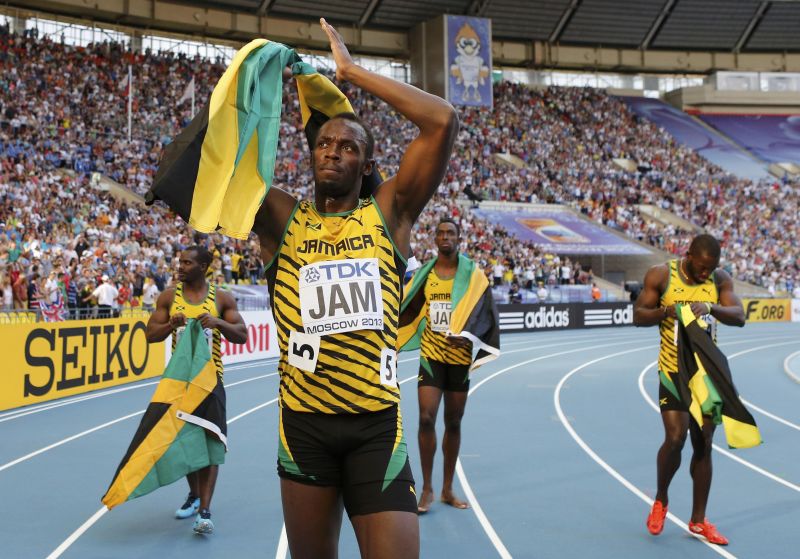 Nesta Carter (da esquerda para a direita), Usain Bolt, Kemar Bailey-Cole e Nickel Ashmeade, da Jamaica, celebram vitória do revezamento 4x100 metros masculino em Moscou | REUTERS/Dominic Ebenbichler