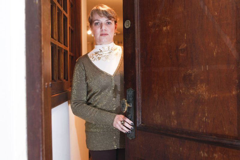 Miriam Brandão, no apartamento onde vivia com o desaparecido Renato: Se toca a campainha, penso ser ele. | André Rodrigues/Gazeta do Povo