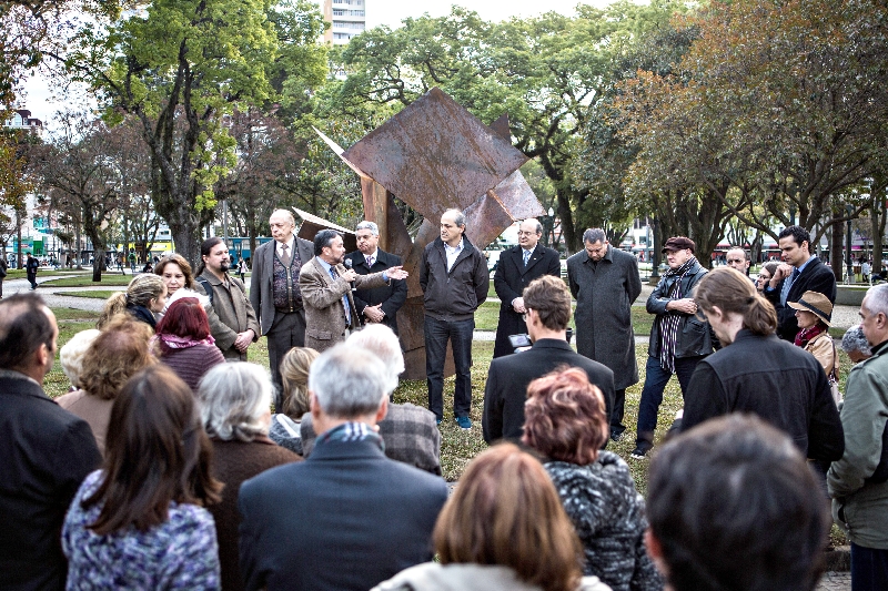 Monumento foi inaugurado na Praça Rui Barbosa, onde havia o quartel da Polícia do Exército | Brunno Covello/Gazeta do Povo
