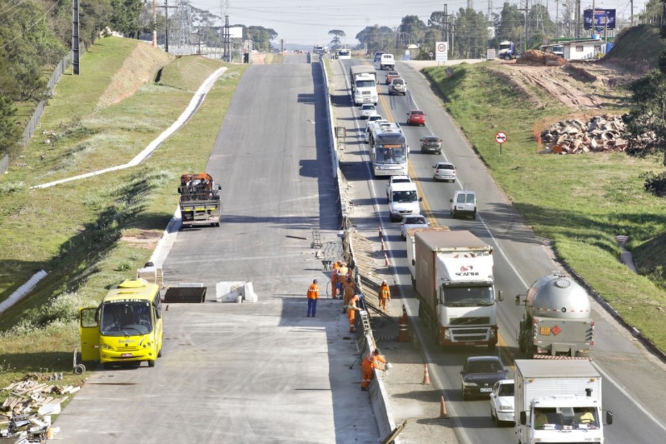 Nova pista da BR-116 será entregue em setembro Quatro retornos, um trevo e nova trincheira também estão previstos na obra | André Rodrigues/ Gazeta do Povo