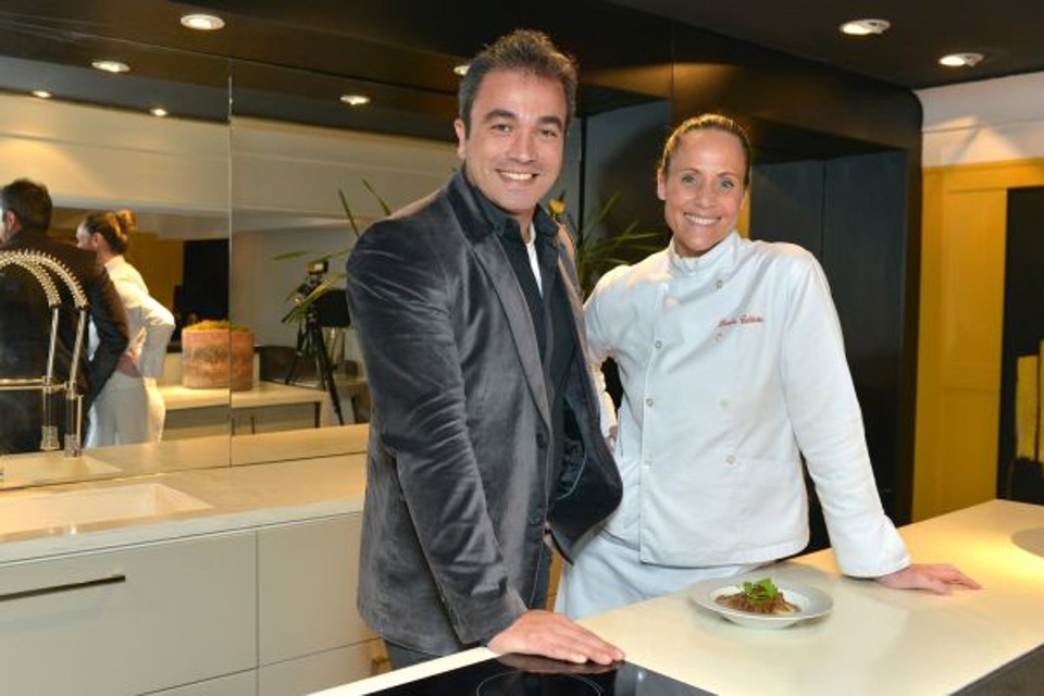 Marcus Vinicius Paiva, gerente comercial da construtora Baggio, e a chef Daniela Caldeira no jantar oferecido pela empresa no espaço Bom Gourmet da Casa Cor na terça-feira, em parceria com a Gazeta do Povo | Marcelo Stammer