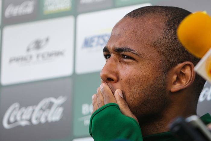 Sérgio Manoel, volante do Coritiba, só deve retornar aos gramados em março de 2014 | Brunno Covello / Gazeta do Povo