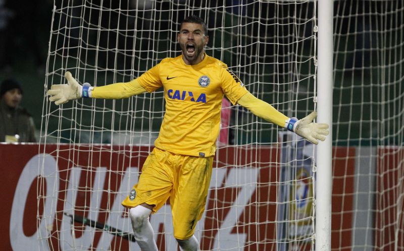 Herói da classificação coxa-branca para as oitavas de final da Sul-Americana, o goleiro Vanderlei defendeu três cobranças de pênalti do vitória: adeus à má fase | Daniel Castellano/ Gazeta do Povo