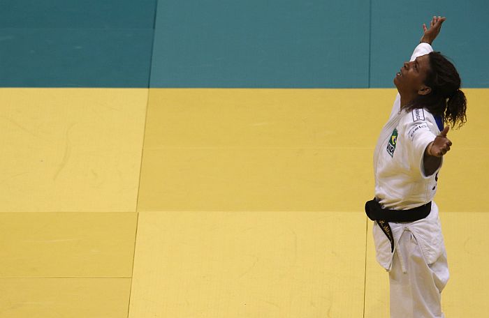 Depois de quase conquistar o ouro no Mundial anterior, Rafaela Silva comemora o primeiro lugar no pódio no Rio | Sergio Moraes / Reuters