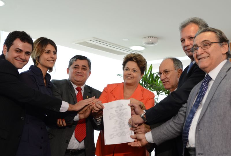 A presidenta Dilma Rousseff recebeu dos líderes de partidos na Câmara o abaixo-assinado que pede plebiscito para reforma política | José Cruz / Agência Brasil