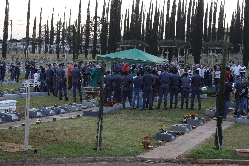 Enterro dos pais de Marcelo, que eram policiais militares, mobilizou a corporação ontem | Adriano Lima/Folhapress