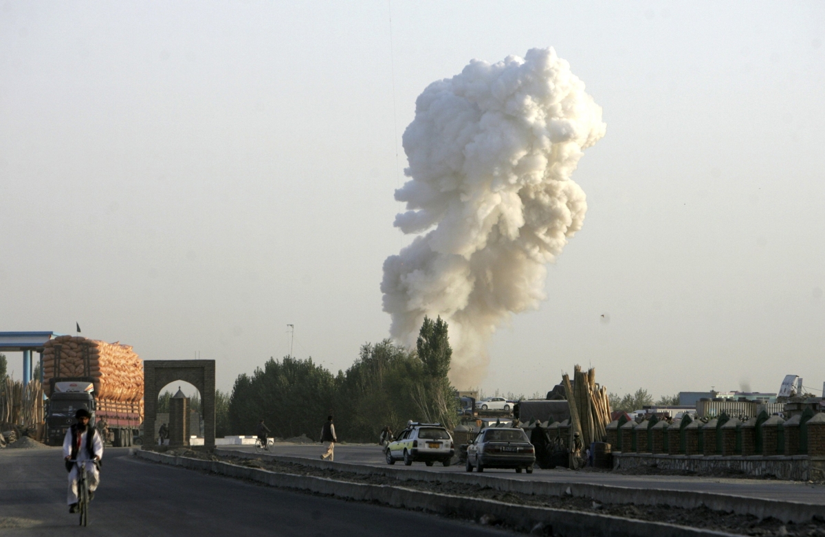 Fumaça pode ser vista de longe após o ataque ao escritório estrangeiro no Afeganistão | Reuters/Mustafa Andaleb