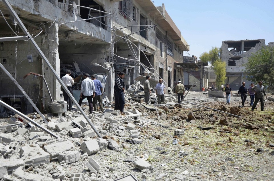 França defende uso da força caso se confirme ataque químico na Síria Homens inspecionam um prédio que teria sido atingido por um ataque aéreo de forças leais a Bashar al-Assad em Duma, nos arredores de Damasco | Reuters/Bassam Khabieh