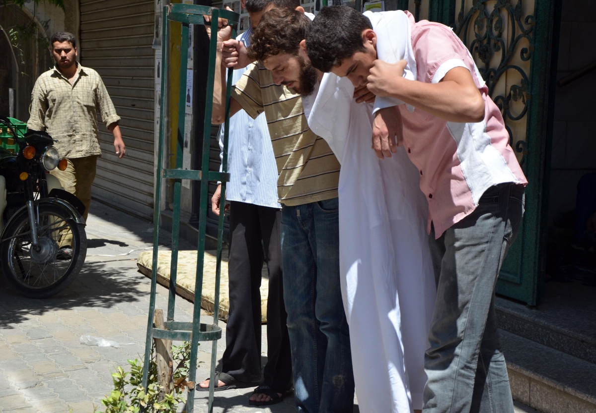 Homem é amparado após ser atingido pelo gás | Reuters/Bassam Khabieh