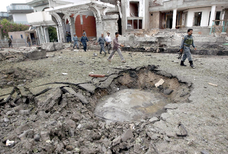 Policiais caminham em frente à cratera deixada pela explosão de um carro próximo ao consulado da Índia no Afeganistão: ataques permanecem sem autoria | Parwiz/Reuters