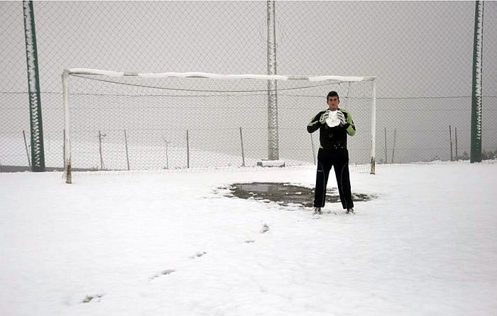 Goleiro Airton no treino com gramado coberto de neve do Juventude | Rodrigo Pedroni / Divulgação Juventude