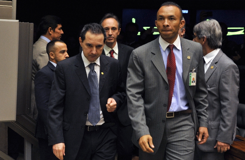 Donadon (esq.) chega ao plenário escoltado por policiais (dir.) | Zeca Ribeiro/ag. Câmara