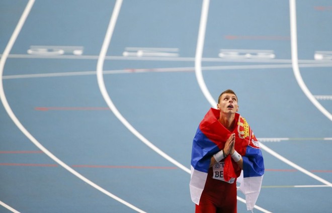O sérvio Emir Bekric agradece aos céus após conquistar o bronze na final dos 400m com barreiras | 