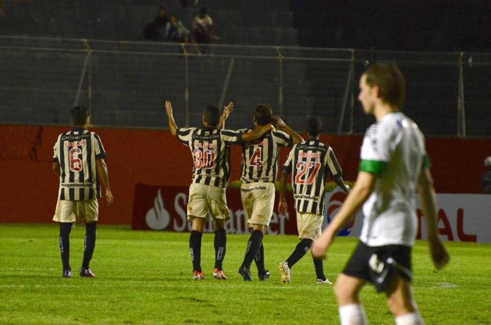 Bola parada derruba o Coxa em Salvador Iberbia acompanha de longe a comemoração de Fabrício (4), autor do único gol da partida: Coxa em desvantagem no continental | Erik Salles/ Agência A Tarde/Folhapress