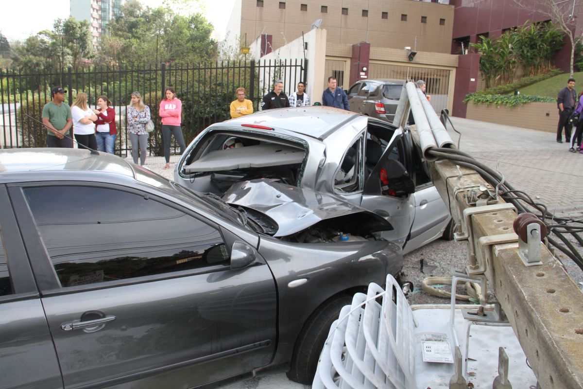 O condutor do veículo foi encaminhado ao Hospital Evangélico com ferimentos, mas não corre risco de morrer | Gerson Klaina / Tribuna do Paraná