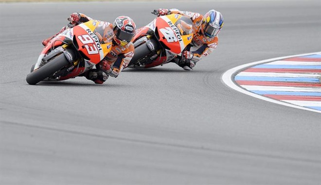Os espanhóis Marc Marquez (à direita) e Dani Pedrosa durante o circuito de Brno, na República Tcheca |