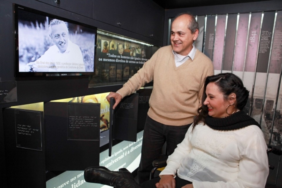 O prefeito Gustavo Fruet e a secretária Especial dos Direitos da Pessoa com Deficiência da prefeitura de Curitiba, Mirella Prosdócimo, conferem a exposição Para Todos  O Movimento Político das Pessoas com Deficiência no Brasil, aberta quinta-feira no Museu do Jardim Botânico | Cesar Brustolin