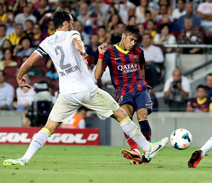 Neymar é marcado por Edu Dracena na goleada do Barcelona sobre o Santos | Toni Garriga / EFE