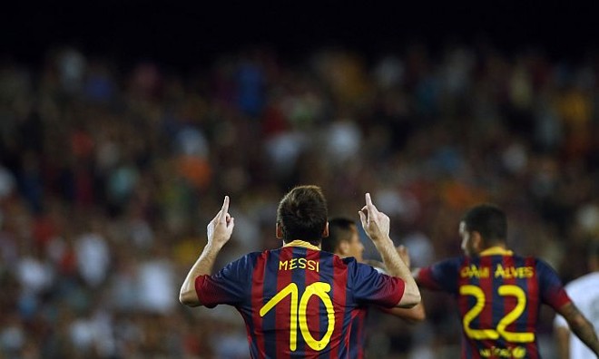 Messi comemora o primeiro gol nos 8 a 0 do Barcelona sobre o Santos |