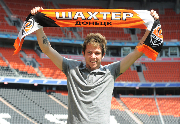 Bernar posou com o cachecol do Shakhtar na Dombass Arena, estádio do clube em Donetsk | Shakhtar Donetsk