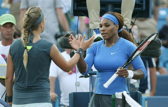 Victoria Azarenka cumprimenta Serena Williams depois de conquistar torneio de Cincinnati. | 