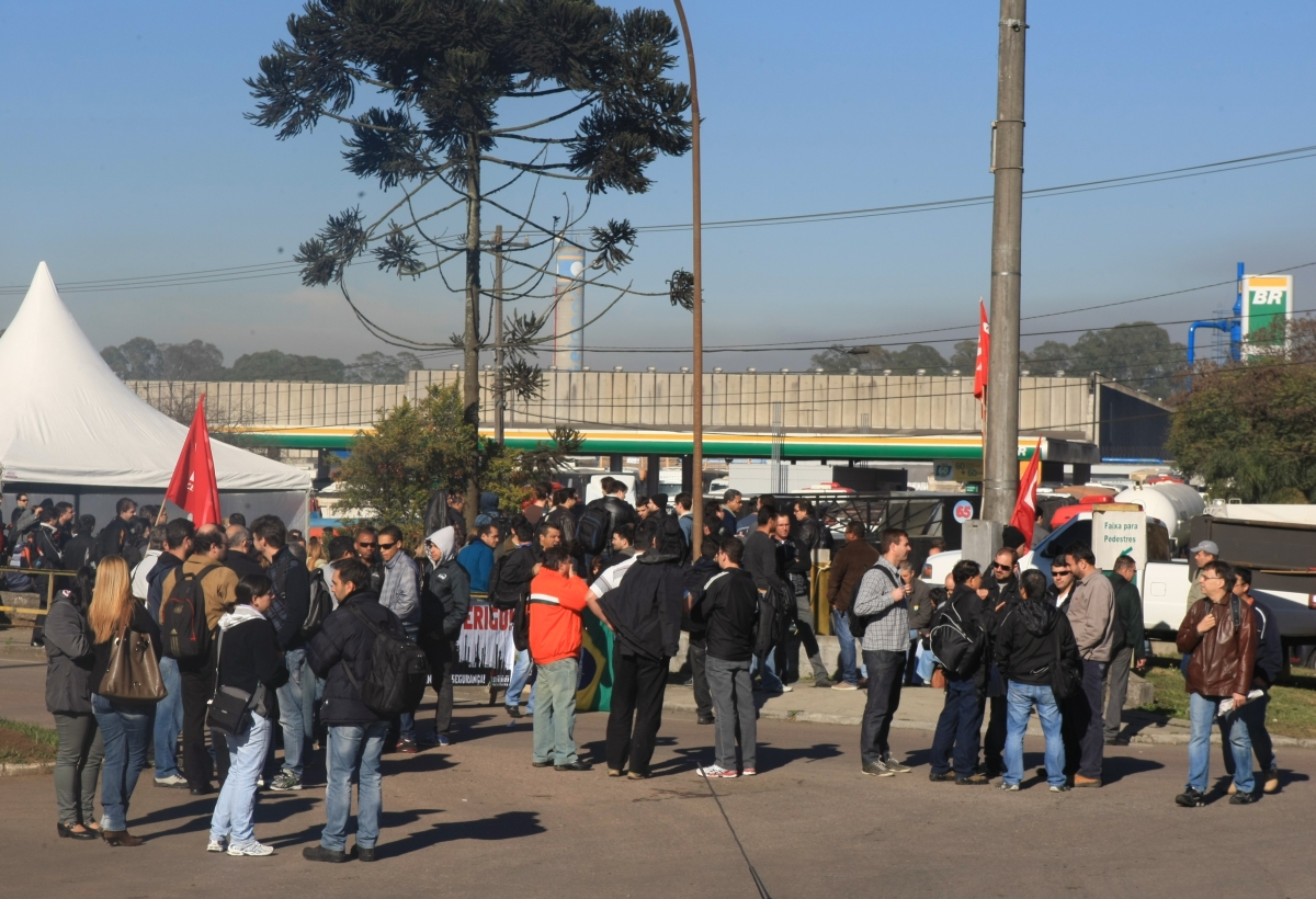 Trabalhadores fizeram um protesto impedindo o acesso à refinaria | Aniele Nascimento/Agência de Notícias Gazeta do Povo