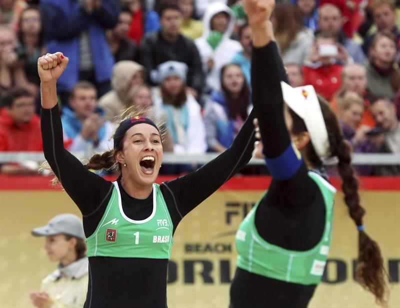 As brasileiras Maria Clara (à esquerda) e Carol comemoram sua vitória no Grand Slam de Moscou de vôlei de praia | EFE/EPA/SERGEI CHIRIKOV