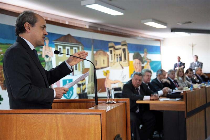 Fruet em discurso na Câmara no início do segundo semestre: vereadores da base não têm sido tão fiéis ao prefeito em votações de matérias polêmicas | Jaelson Lucas/SMCS