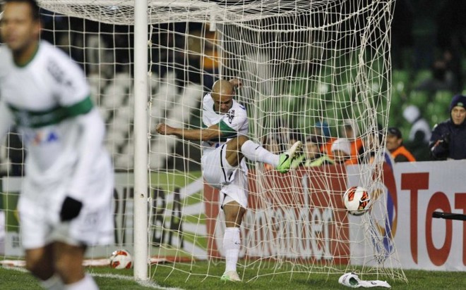 Julio César estufou a bola nas redes várias vezes logo após marcar o gol do Coxa no Couto Pereira |