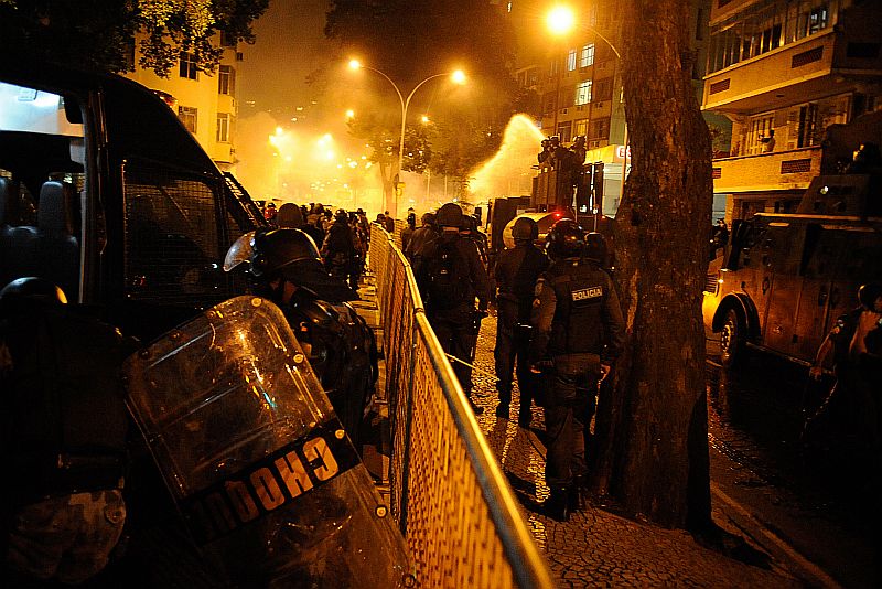 Manifestantes "Black Block" protestam em passeata contra o governador Sérgio Cabral pelas principais ruas do centro e apoiam a ocupação da Câmara dos Vereadores | Fernando Frazão/ABr