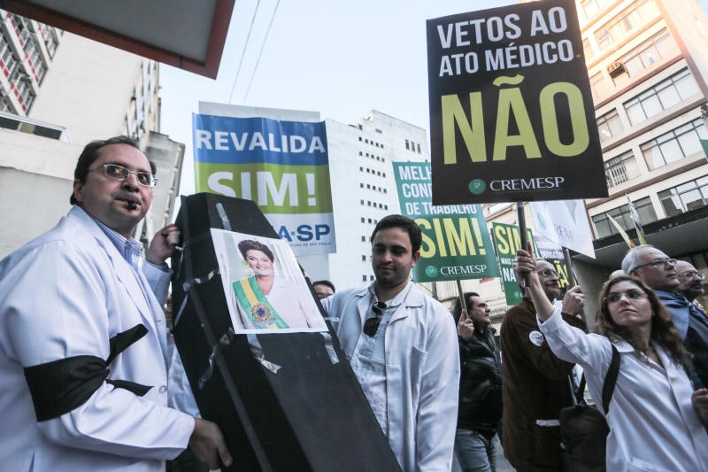 Em São Paulo, manifestantes carregaram o caixão de Dilma: protestos ocorreram em todo o país | Gabriela Biló/Futura Press