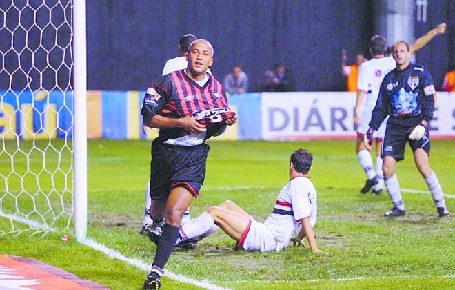 Alex Mineiro - Oito gols em quatro jogos decisivos em só uma semana e meia é algo inimaginável para um atacante, ainda mais para quem tinha 26 anos e ainda não tinha deslanchado. Foi o que Alex Mineiro, então um jogador sucessivamente emprestado pelo Cruzeiro, fez para entrar na história do Atlético e do título de 2001. Além disso, em todas as passagens pelo clube, mostrou grande faro de gol. | 